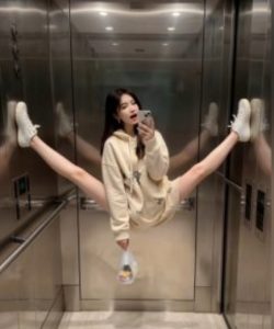 AI生成电梯一字马美女制作教程，条条流量上万，别再在外面被割韭菜了，全流程实操-开心分享网